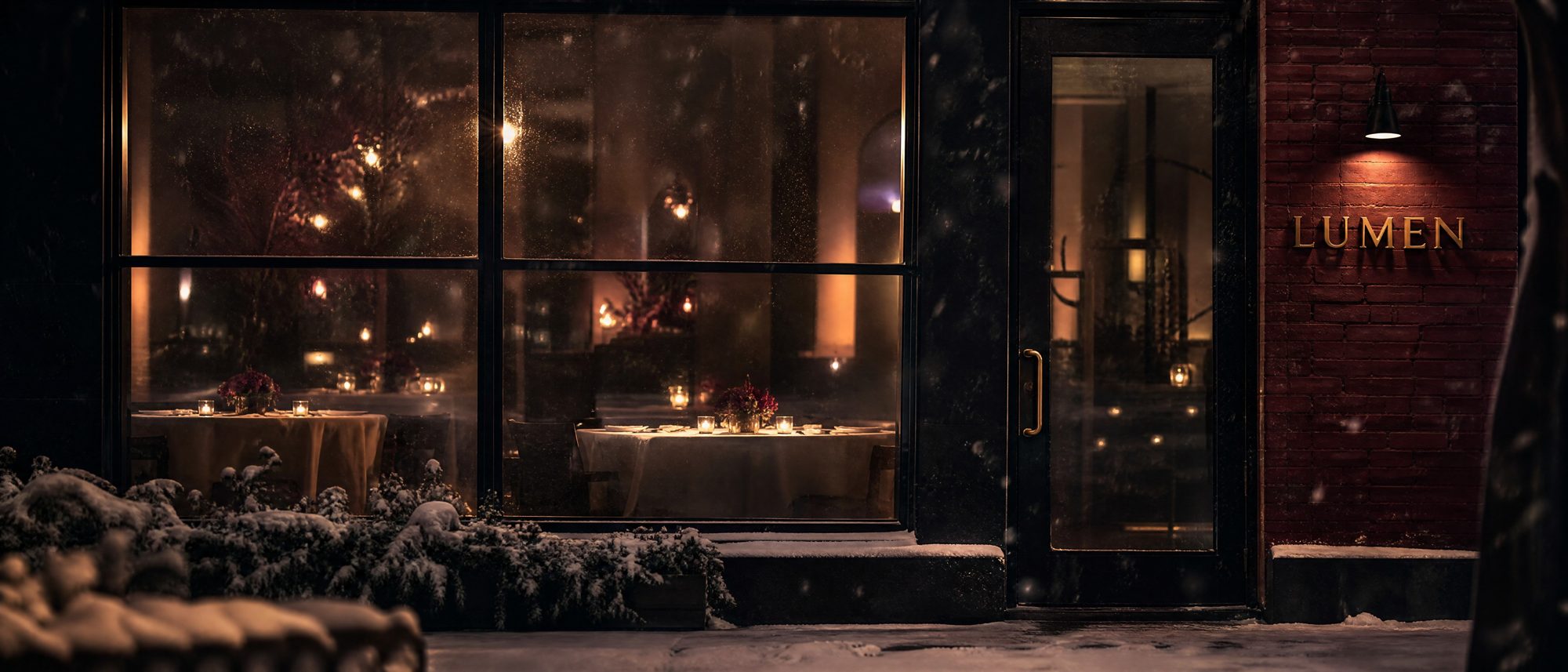 Foto: das Restaurant LUMEN im West Village in einer verschneiten Nacht, Messingschriftzug an der Backsteinwand